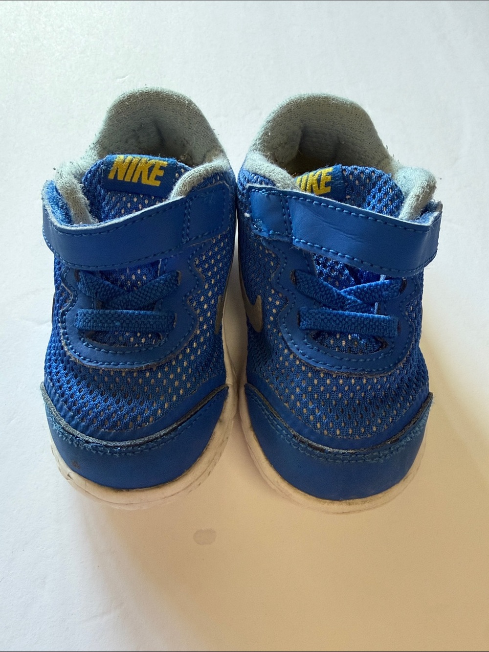 Nike Kids Blue Mesh Velcro Sneakers with Yellow Logo size 6 toddler
